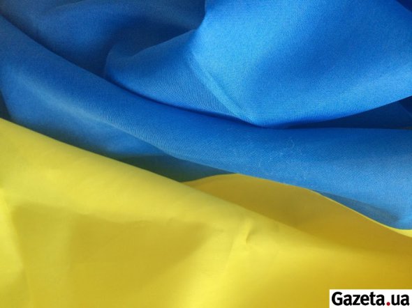 Флаг - один из трех официальных государственных символов, символизирующих суверенитет Украины