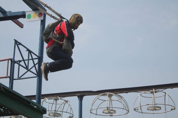 Відвідувачам показали умови проживання військовослужбовців, зразки бойової техніки, військове обмундирування, увесь спектр підготовки військовослужбовців до стрибків з парашутом.