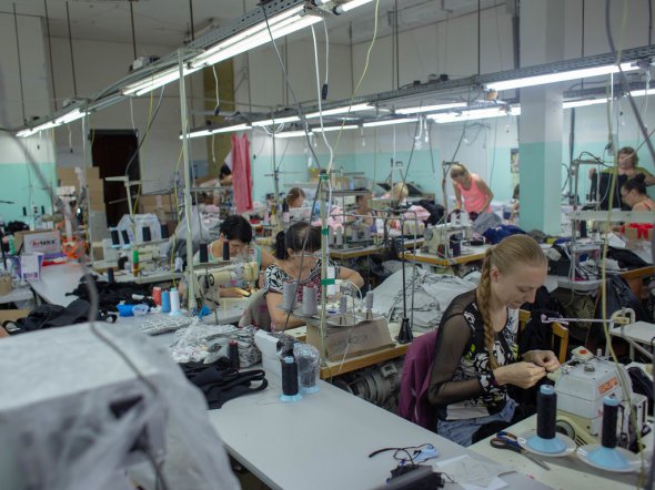 Сейчас в швейном цехе Игоря работает 20 человек, в Луганске их было около 30
