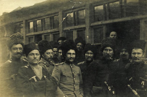 Кубанские казаки уезжают на фронт 1918