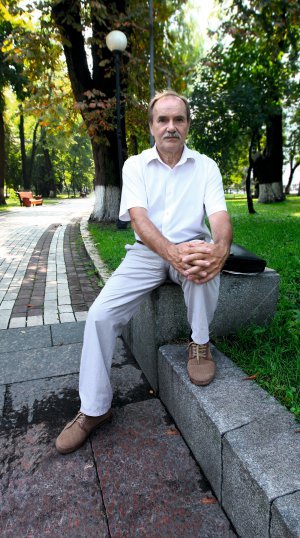 Іван ЗАЄЦЬ 67 років, політик, економіст Народився 5 липня 1952 року в селі Лозниця Народицького району на Житомирщині в селянській сім’ї. Закінчив Українську сільськогосподарську академію, зараз – Національний університет біоресурсів і природокористування, за спеціальністю ”кібернетика” та юридичний факультет київського університету імені Тараса Шевченка. Працював економістом, молодшим науковим співробітником Інституту економіки Академії наук. Був одним із фундаторів Товариства української мови імені Тараса Шевченка та Народного руху України. П’ять разів обирався народним депутатом. На початку 2000-х – міністр екології. Перший заступник голови громадської організації ”Рух за Україну в НАТО”. Входить до керівних органів Асоціації фермерів та приватних землевласників. Дружина 54-річна Світлана – тренер із баскетболу. Виховали доньку Ярославу, 34 роки, та сина 28-річного Остапа. Від першого шлюбу має сина Олеся, 41 рік