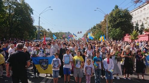 Несколько тысяч человек собрались в столичном парке Шевченко на Марш защитников