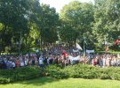 Кілька тисяч людей зібралися у столичному парку Шевченка на Марш захисників