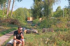 Білоцерківець Вадим Малецький сидить на зрізаній березі на Вокзальній. Нещодавно тут почали вирубувати парк. Хочуть заасфальтувати