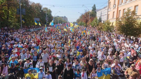 От парка Шевченко стартовал Марш защитников. Его организовали военнослужащие АТО/ООС в ответ на отмену военного парада президентом Зеленским