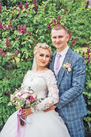 Марина та Олександр Новосельські одружилися в травні цьогоріч. Влаштували весілля в бузковому стилі. У весільну подорож полетіли в Єгипет