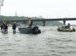 В акваторії Дніпра в столиці є 56 мілин завглибшки по коліна. Виникають через великий вміст фосфатів у каналізаційних стоках, що є добривом для водоростей