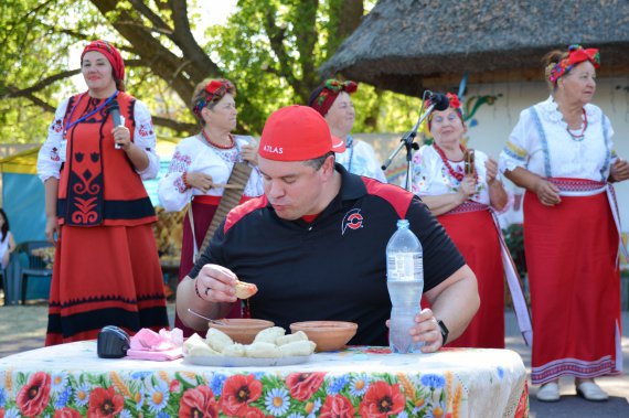 Відомий фуд-блогер, професійний поїдач американець Ренді Сантел їсть український обід на Сорочинському ярмарку
