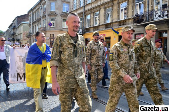 Среди участников: военные, родственники погибших в АТО и ООС, волонтеры и неравнодушные львовяне