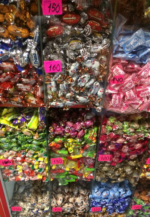 Цены на конфеты в оккупированном Донецке. Пенсионеры изредка позволяют купить себе их к чаю. По их словам, они очень сладкие. Фото: gazeta.ua 