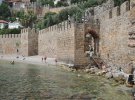Крепость Алании построена в 13 веке для защиты от врагов на скалистом полуострове на высоте 250 метров