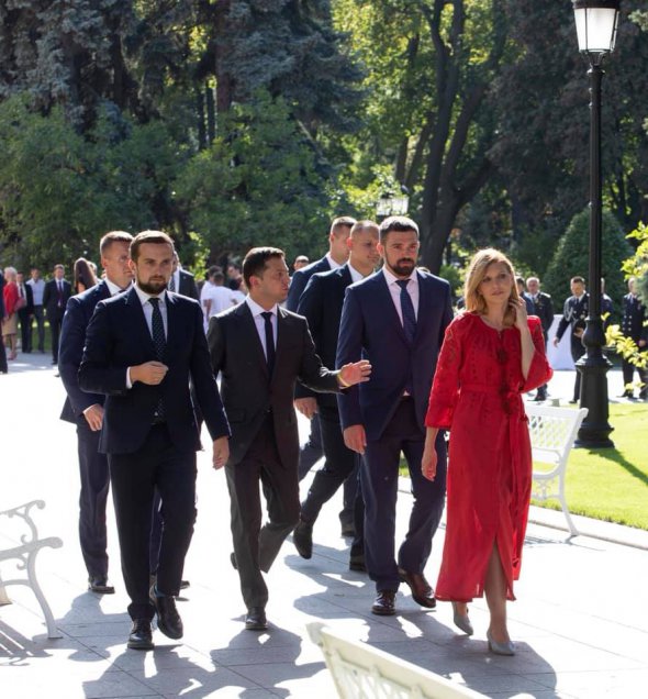 Президент Украины Владимир Зеленский прогуливается вместе с женой Еленой