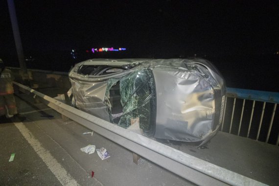 У   Києві на Північному мосту зіткнулися автомобілі Mercedes Vito і Suzuki SX4. Від удару останній перекинувся