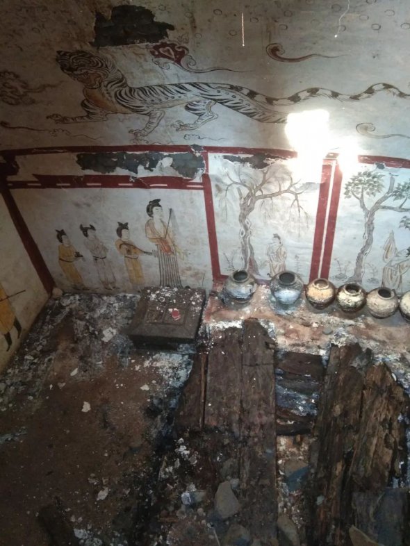 В гробнице также обнаружили древнюю китайскую керамику и фарфор
