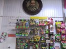 В продуктовом магазине в селе Моринцы над кассой висит портрет Шевченко. Местные жители гордятся своим знаменитым земляком