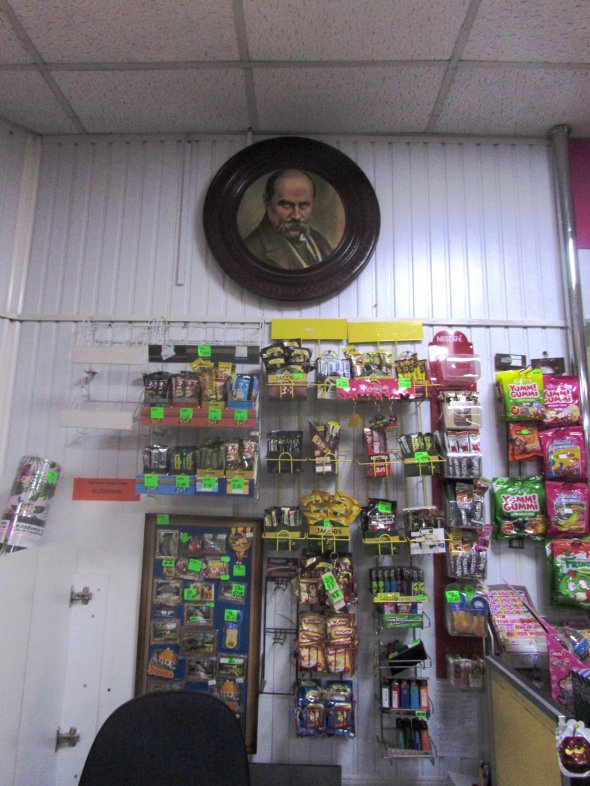 В продуктовому магазині в селі Моринці над касою висить портрет Шевченка. Місцеві жителі пишаються своїм знаменитим земляком