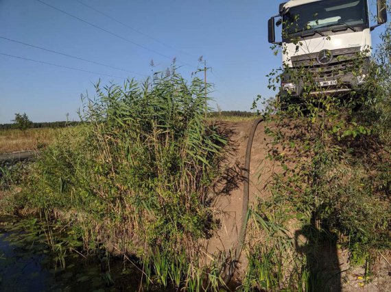 Автоцистерни компанії, що ремонтують дорогу, беруть воду в річці Коломак