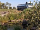 Автоцистерни компанії, що ремонтують дорогу, беруть воду в річці Коломак