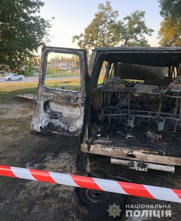 У Києві невідомі підпалили мікроавтобус з людьми