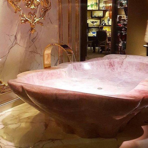 Ванную вытесали вручную из натурального розового кварца.