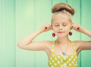 Найкращий вік для проколювання дитині вух – це той, коли вона сама свідомо попросить вас про це. Фото: ua.depositphotos.com