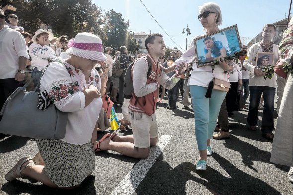 Кияни вклоняються батькам убитих воїнів українсько-російської війни. Родичі загиблих очолювали Марш Захисників України, який ветерани провели замість скасованого президентом Володимиром Зеленським традиційного військового параду на День Незалежності 24 серпня