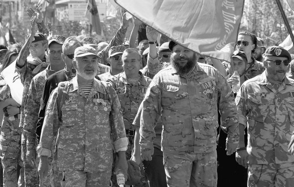 Учасники Маршу Захисників України йдуть столичним Хрещатиком 24 серпня. Захід організували ветерани й учасники війни на Донбасі. На все витратили 120 тисяч гривень. Гроші зібрали волонтери