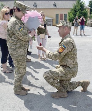 Виконувач обов’язків командира взводу Василь Дроздюк освідчився кухареві Ірині Даніловій під час обіднього шикування. Зробив це за два тижні після знайомства