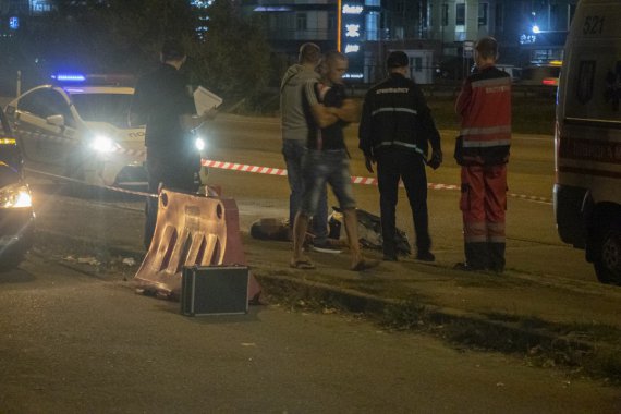 У Києві на Окружній дорозі   чоловіка    викинули з машини з перерізаним горлом