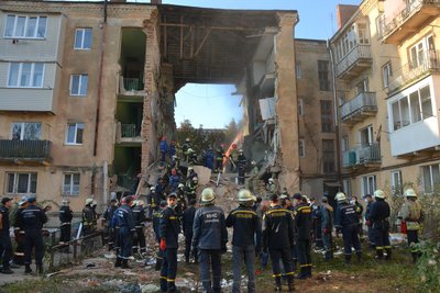 У Дрогобичі на Львівщині продовжують розбирати завали 4-поверхового будинку вул.Грушевського,101, в якому стався вибух