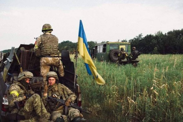 Колона бійців "Донбасу" під час штурму Іловайська у середині серпня 2014 року. Олександр Старовойтов серед бійців