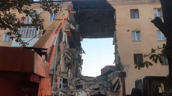 У Дрогобичі на Львівщині через вибух обрушилася частина 4-поверхового будинку. 2 людини загинули, 7 - госпіталізовані з пораненнями. Троє, серед них 1 дитина, у важкому стані