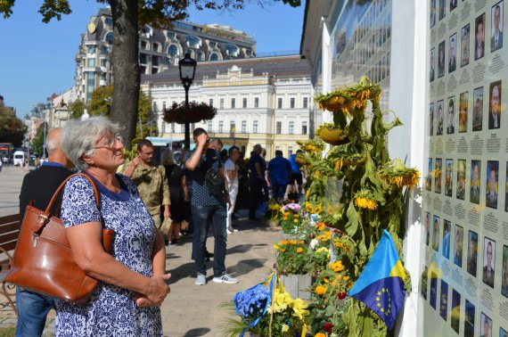 Символ трагедії - квітка соняшник. Її стеблина неприємна на дотик. Соняшниковими полями виходили вцілілі українці