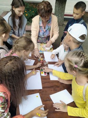 В Іллінцях бібліотекарі щоліта організовують зустрічі з дітьми. Розповідають про книжки. Організовують конкурси