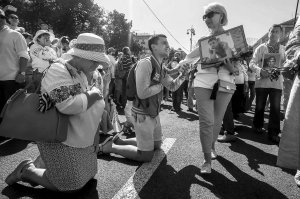 Кияни вклоняються батькам убитих воїнів українсько-російської війни. Родичі загиблих очолювали Марш Захисників України, який ветерани провели замість скасованого президентом Володимиром Зеленським традиційного військового параду на День Незалежності 24 серпня