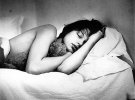 Фотограф чекала, коли Міла Йовович прокинеться, щоб сфотографувати актрису сонною і усміхненою