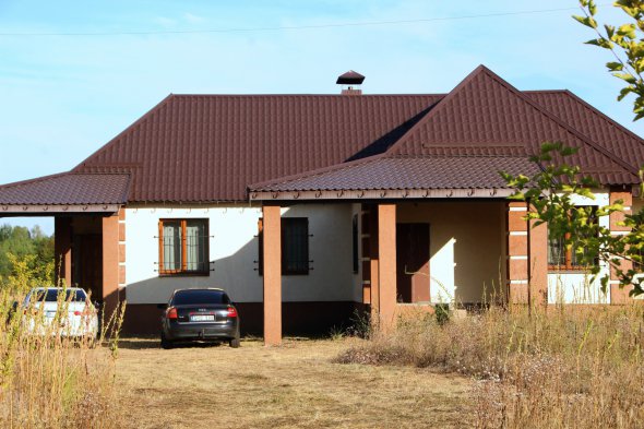 Машину старости бачать у Забарянах біля новобудови на всі  свята - кажуть, у цьому будинку баня