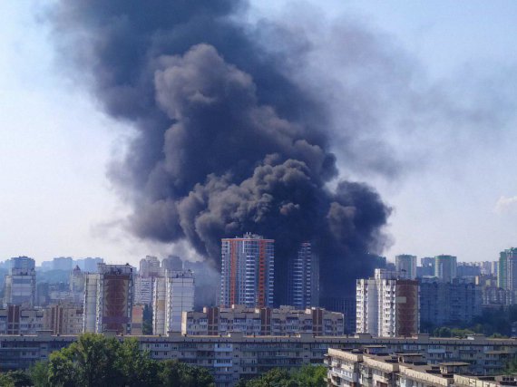 В Оболонском районе загорелась новостройка