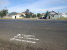 На автодорогу в селі Мачухи нанесли попереджувальні написи для пішоходів та велосипедистів