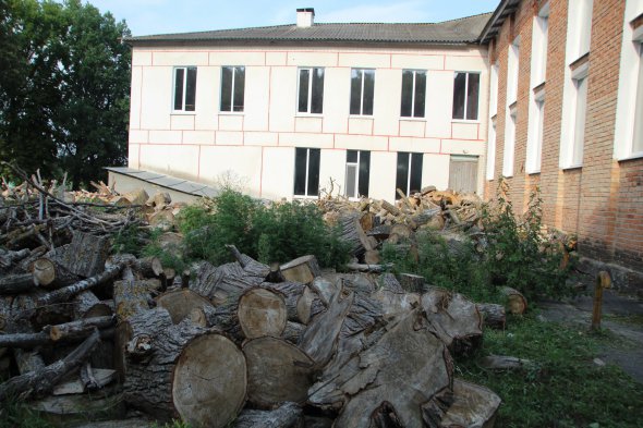 Для отопления Сергеевской школы используют деревья, заготовленные во время выпиливания аварийных деревьев