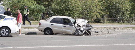 У Києві  водій   Daewoo Lanos  влетів у припаркований позашляховик  і загинув