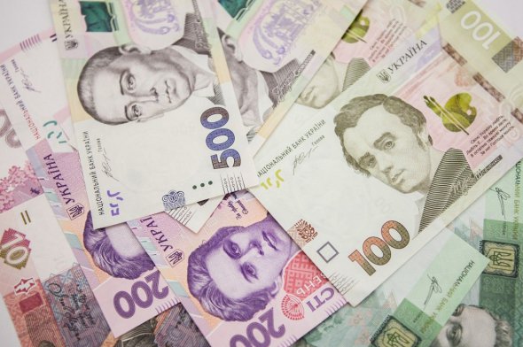 Нову 20-ку ввели в обіг 25 вересня 2018 року. Оновлені 100 грн з'явилися 9 березня 2015 року. 500 грн — 11 квітня 2016-го.