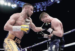 Василь Ломаченко (ліворуч) переміг Люка Кемпбелла за очкам
