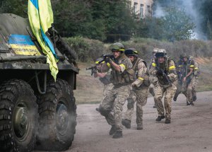 Українські військові входять у місто під прикриттям бронетранспортера. У воєнній драмі ”Іловайськ 2014. Батальйон ”Донбас”, крім професійних акторів, знялися учасники подій