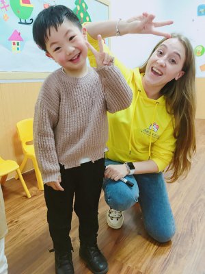 Оксана Бровчик із міста Гайсин Вінницької області поїхала в Китай два роки тому працювати в балетній трупі цирку. Після того, як травмувала руку, почала шукати іншу роботу. Зараз викладає англійську китайським дітям