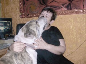 Наталія Стадник із Маріуполя Донецької області обнімає свого алабая Лорда. Собака зник влітку 2017-го. За два роки жінка знайшла його в маріупольському притулку ”Щаслива тварина”