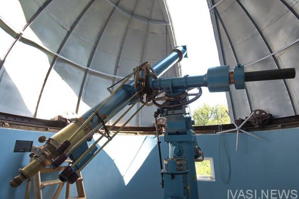 Телескоп Кука имел объектив диаметром 165 мм. и фокусное расстояние в 2,5 м.