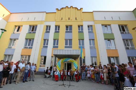 У Хмельницькому збудували найбільший дитсадок часів Незалежності "Кобзарик"