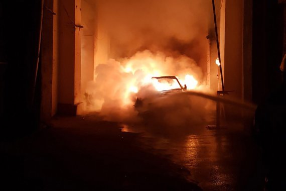 В центре Киева дотла сгорел автомобиль Audi А7. Жители дома говорят, им пользовался сын Валерии Гонтаревой - Антон