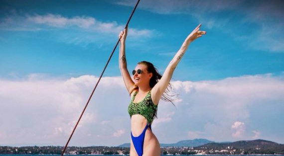 Учасниця гурту “НеАнгели” Слава Камінська поділилася гарячими фото із відпочинку в Греції